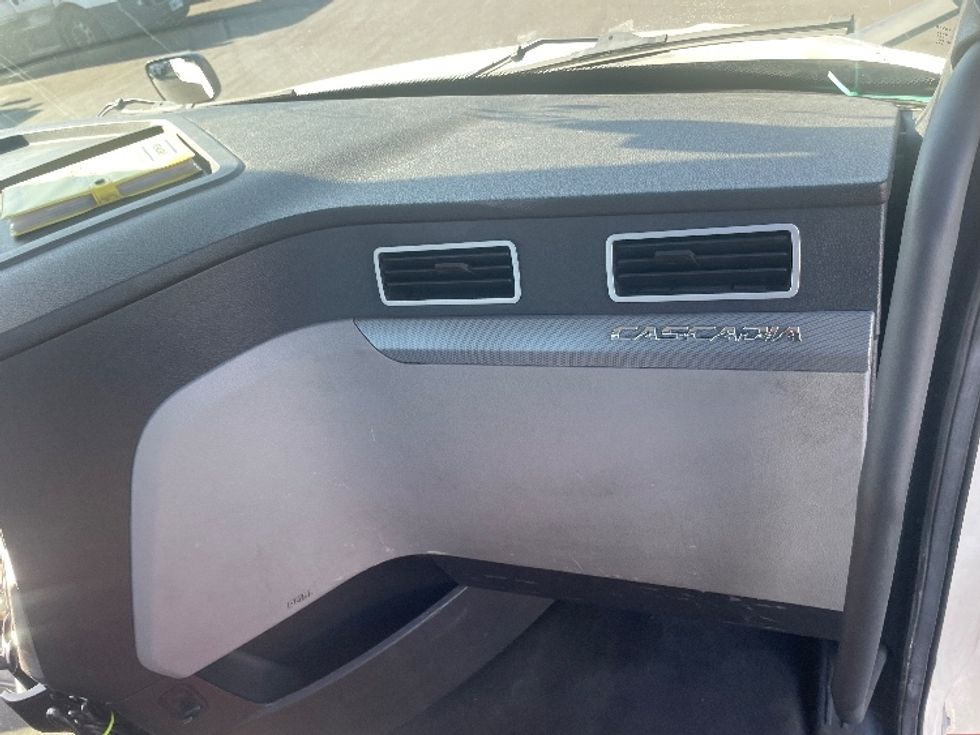 Day Cab Tractor-Heavy Duty Tractors-Freightliner-2019-T12664ST-Kearny-NJ-203,773\n\t\tmiles-$ 66,250 - Image 13