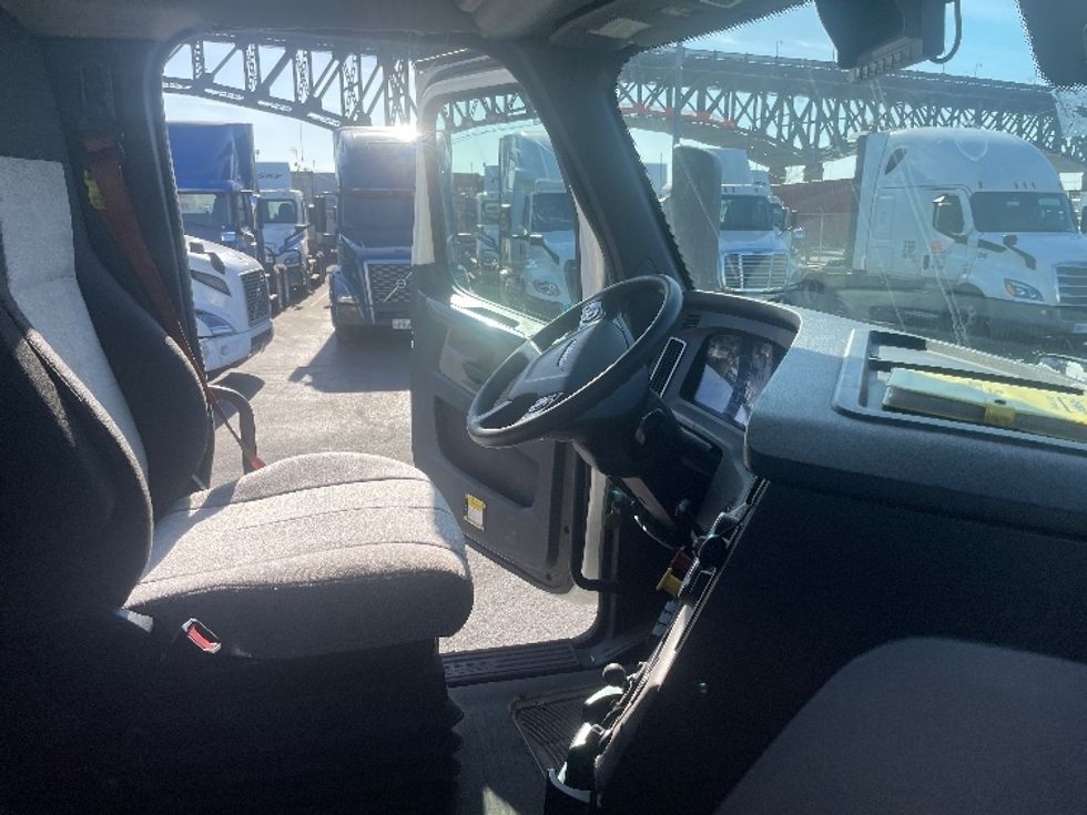 Day Cab Tractor-Heavy Duty Tractors-Freightliner-2019-T12664ST-Kearny-NJ-203,773\n\t\tmiles-$ 66,250 - Image 14