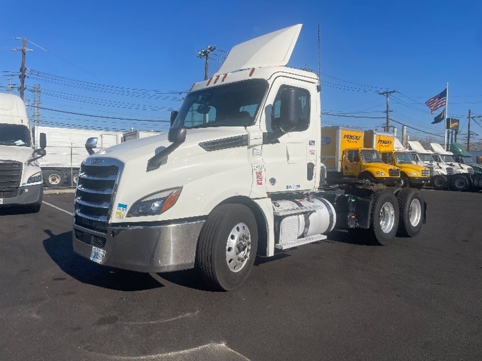 Day Cab Tractor-Heavy Duty Tractors-Freightliner-2019-T12664ST-Kearny-NJ-213,186\n\t\tmiles-$ 38,750 - Image 3