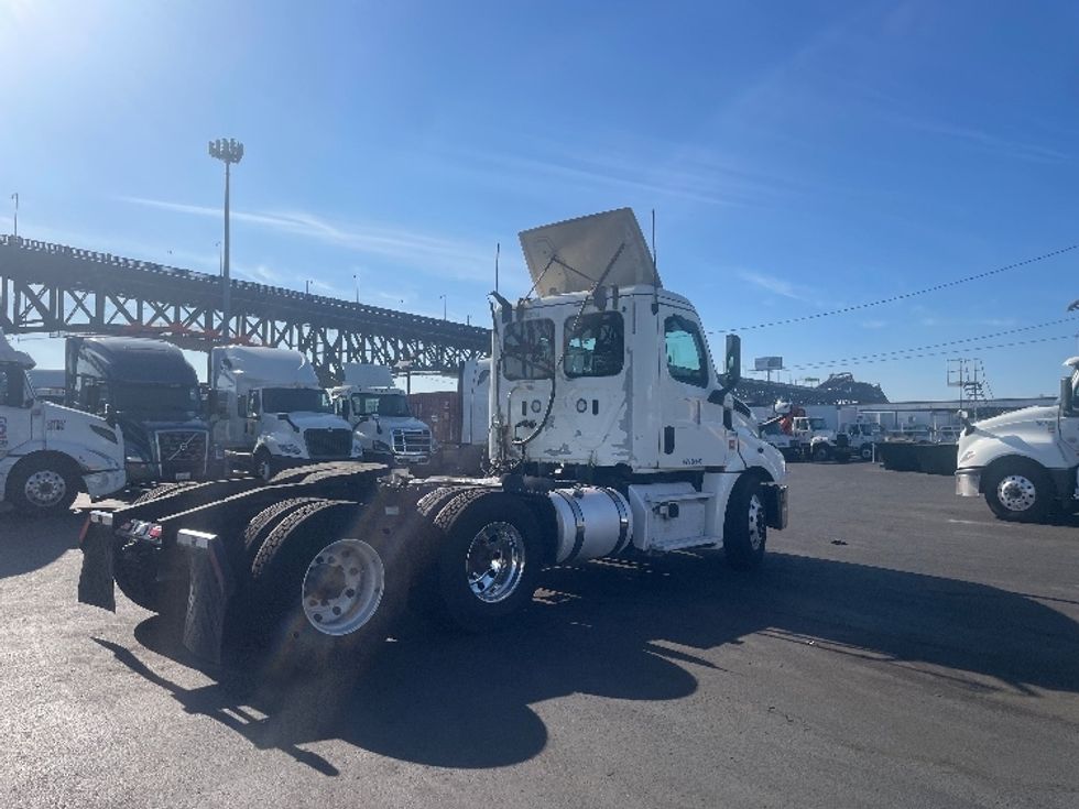 Day Cab Tractor-Heavy Duty Tractors-Freightliner-2019-T12664ST-Kearny-NJ-213,186\n\t\tmiles-$ 38,750 - Image 4