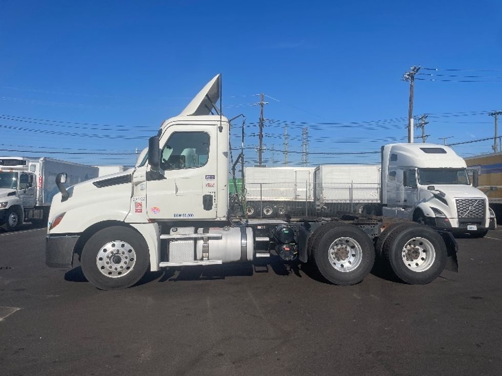 Day Cab Tractor-Heavy Duty Tractors-Freightliner-2019-T12664ST-Kearny-NJ-213,186\n\t\tmiles-$ 38,750 - Image 5