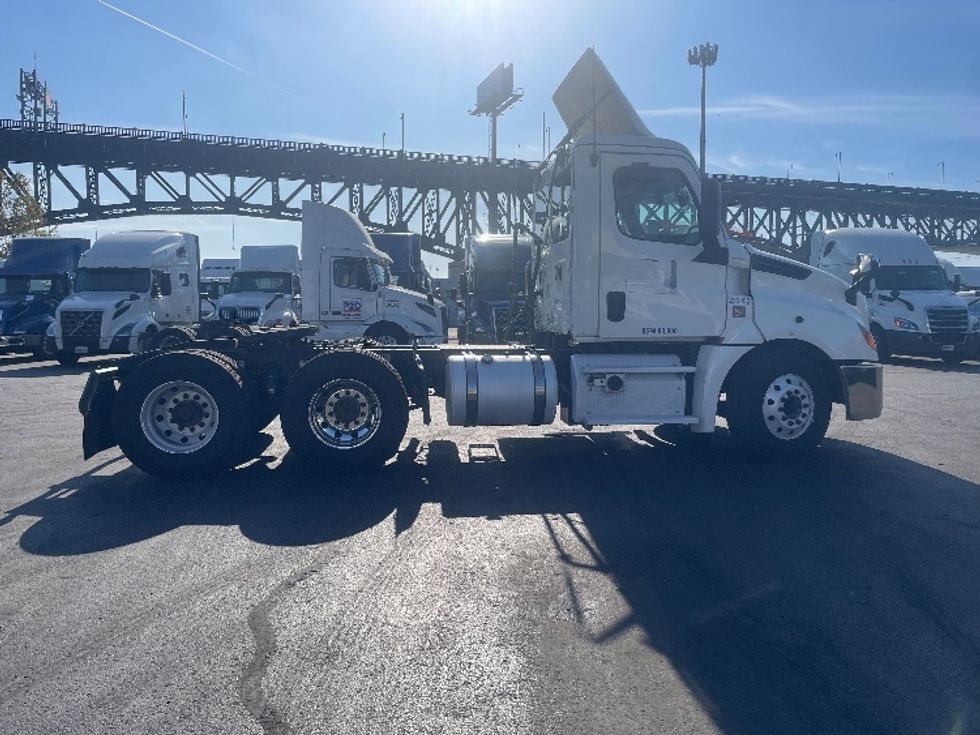 Day Cab Tractor-Heavy Duty Tractors-Freightliner-2019-T12664ST-Kearny-NJ-213,186\n\t\tmiles-$ 38,750 - Image 8