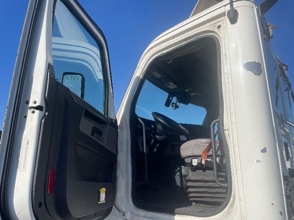 Day Cab Tractor-Heavy Duty Tractors-Freightliner-2019-T12664ST-Kearny-NJ-213,186\n\t\tmiles-$ 38,750 - Image 9