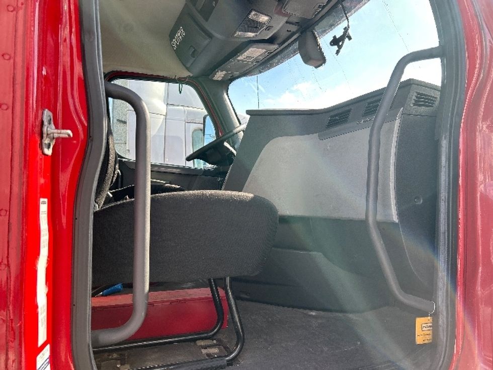 Day Cab Tractor-Heavy Duty Tractors-Freightliner-2019-T12664ST-Kearny-NJ-240,716\n\t\tmiles-$ 55,000 - Image 10