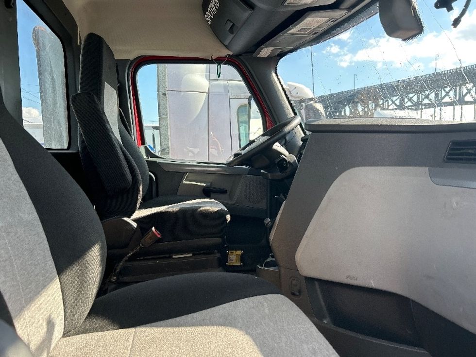 Day Cab Tractor-Heavy Duty Tractors-Freightliner-2019-T12664ST-Kearny-NJ-240,716\n\t\tmiles-$ 55,000 - Image 12