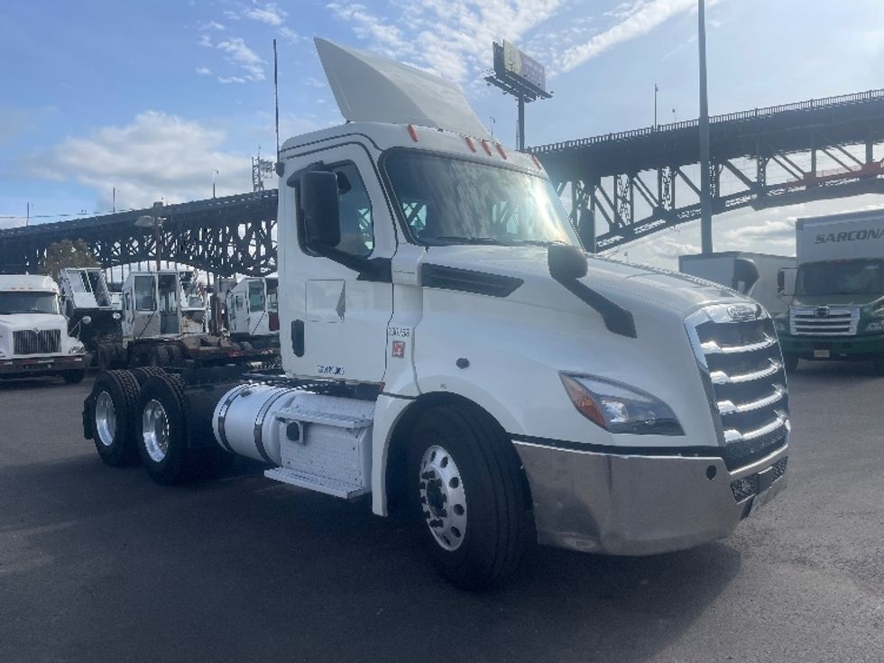 Day Cab Tractor-Heavy Duty Tractors-Freightliner-2019-T12664ST-Kearny-NJ-245,550\n\t\tmiles-$ 50,500 - Image 1