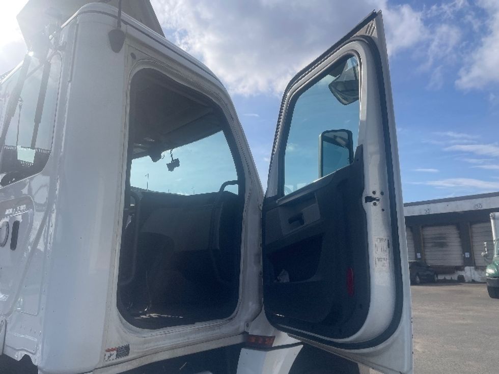 Day Cab Tractor-Heavy Duty Tractors-Freightliner-2019-T12664ST-Kearny-NJ-245,550\n\t\tmiles-$ 50,500 - Image 12