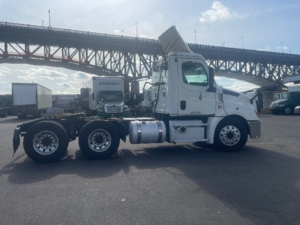Day Cab Tractor-Heavy Duty Tractors-Freightliner-2019-T12664ST-Kearny-NJ-245,550\n\t\tmiles-$ 50,500 - Image 8