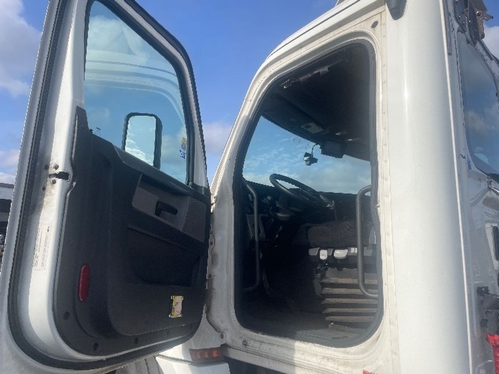 Day Cab Tractor-Heavy Duty Tractors-Freightliner-2019-T12664ST-Kearny-NJ-245,550\n\t\tmiles-$ 50,500 - Image 9