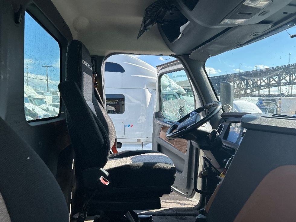 Day Cab Tractor-Heavy Duty Tractors-Freightliner-2019-T12664ST-Kearny-NJ-263,505\n\t\tmiles-$ 54,500 - Image 13