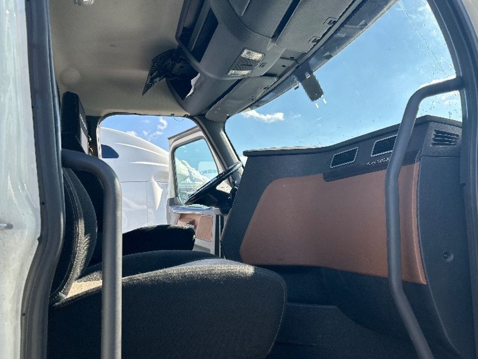 Day Cab Tractor-Heavy Duty Tractors-Freightliner-2019-T12664ST-Kearny-NJ-264,770\n\t\tmiles-$ 38,000 - Image 11