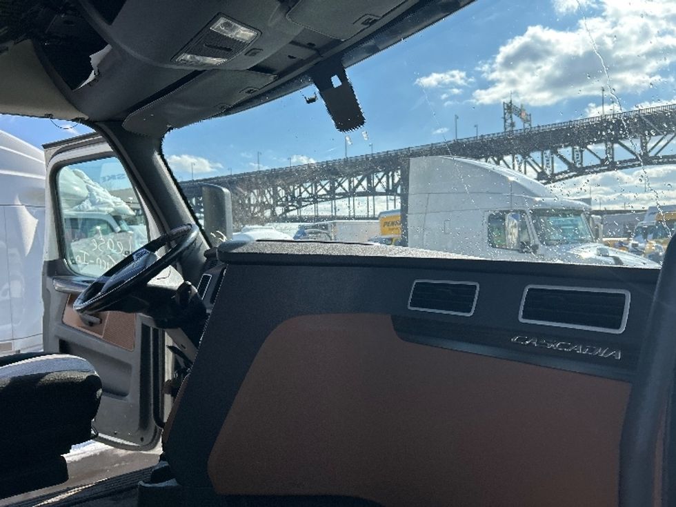 Day Cab Tractor-Heavy Duty Tractors-Freightliner-2019-T12664ST-Kearny-NJ-264,770\n\t\tmiles-$ 38,000 - Image 12