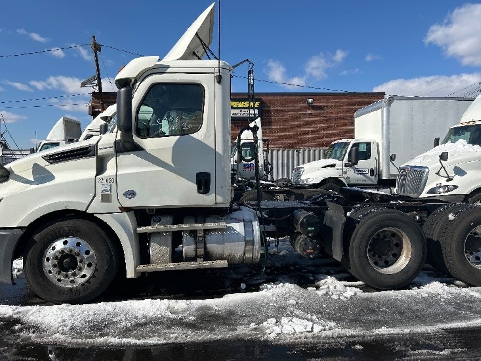 Day Cab Tractor-Heavy Duty Tractors-Freightliner-2019-T12664ST-Kearny-NJ-264,770\n\t\tmiles-$ 38,000 - Image 4
