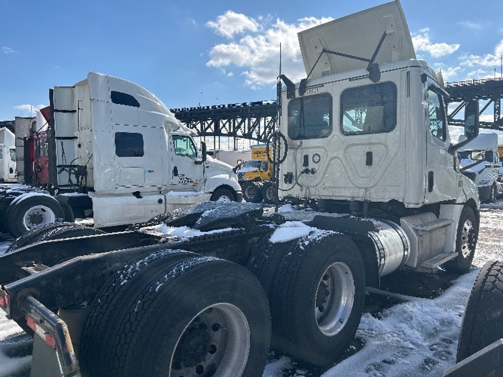 Day Cab Tractor-Heavy Duty Tractors-Freightliner-2019-T12664ST-Kearny-NJ-264,770\n\t\tmiles-$ 38,000 - Image 7