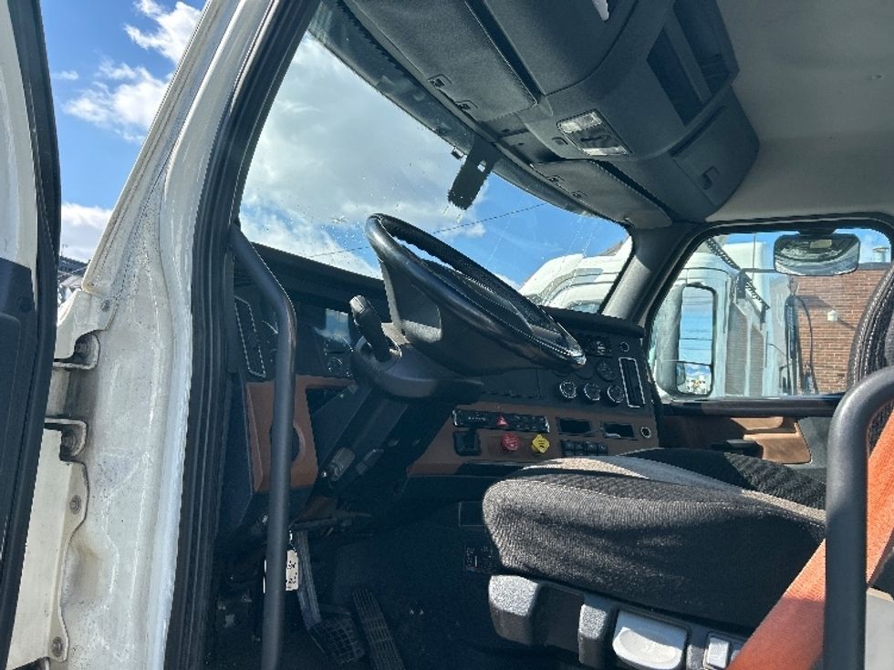 Day Cab Tractor-Heavy Duty Tractors-Freightliner-2019-T12664ST-Kearny-NJ-264,770\n\t\tmiles-$ 38,000 - Image 8