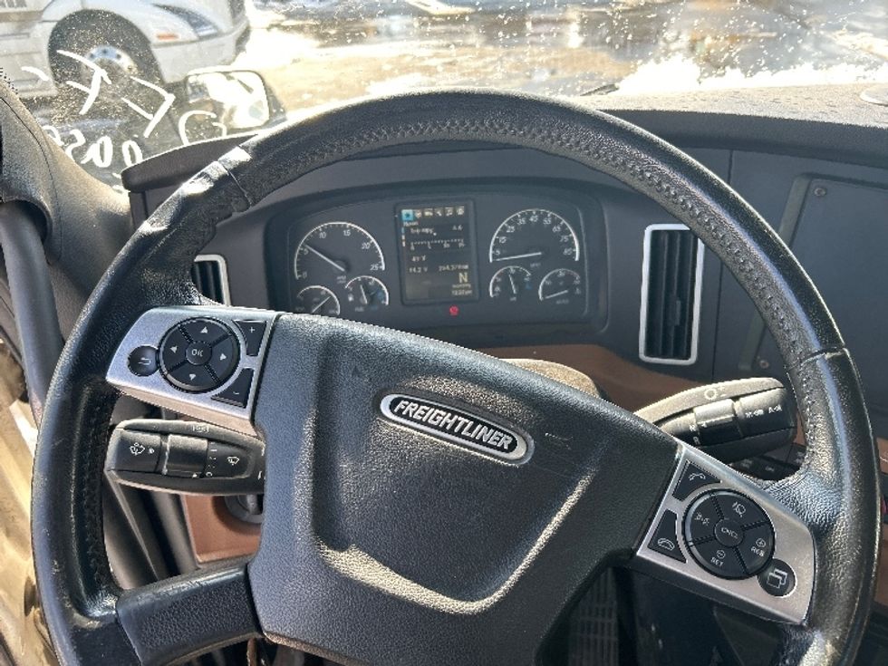 Day Cab Tractor-Heavy Duty Tractors-Freightliner-2019-T12664ST-Kearny-NJ-264,770\n\t\tmiles-$ 38,000 - Image 9