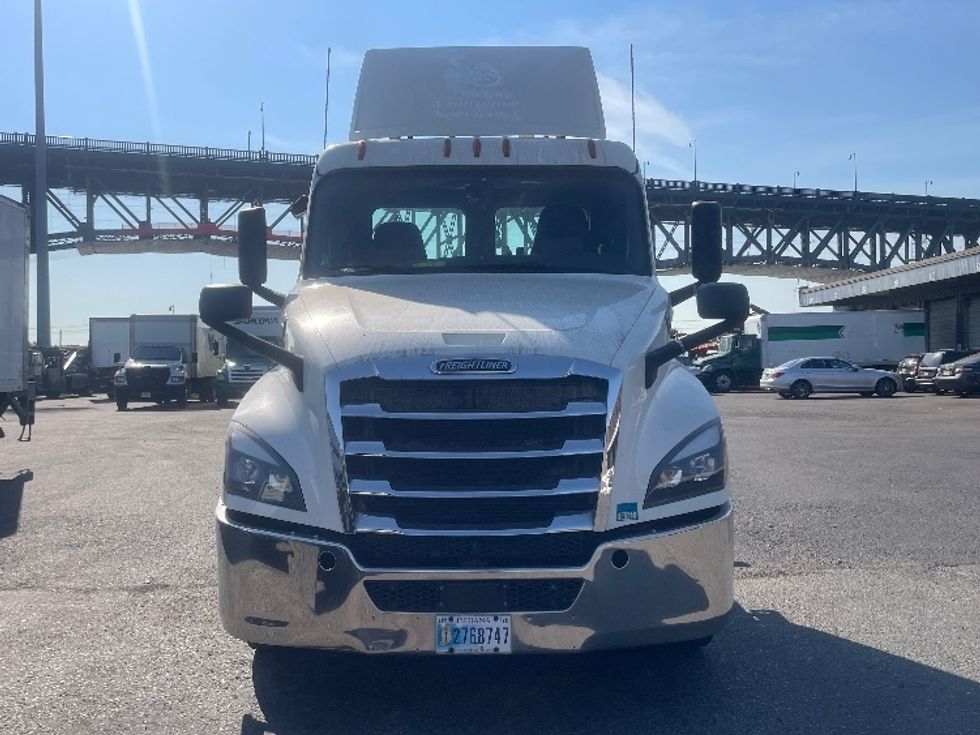 Day Cab Tractor-Heavy Duty Tractors-Freightliner-2019-T12664ST-Kearny-NJ-271,675\n\t\tmiles-$ 61,750 - Image 2