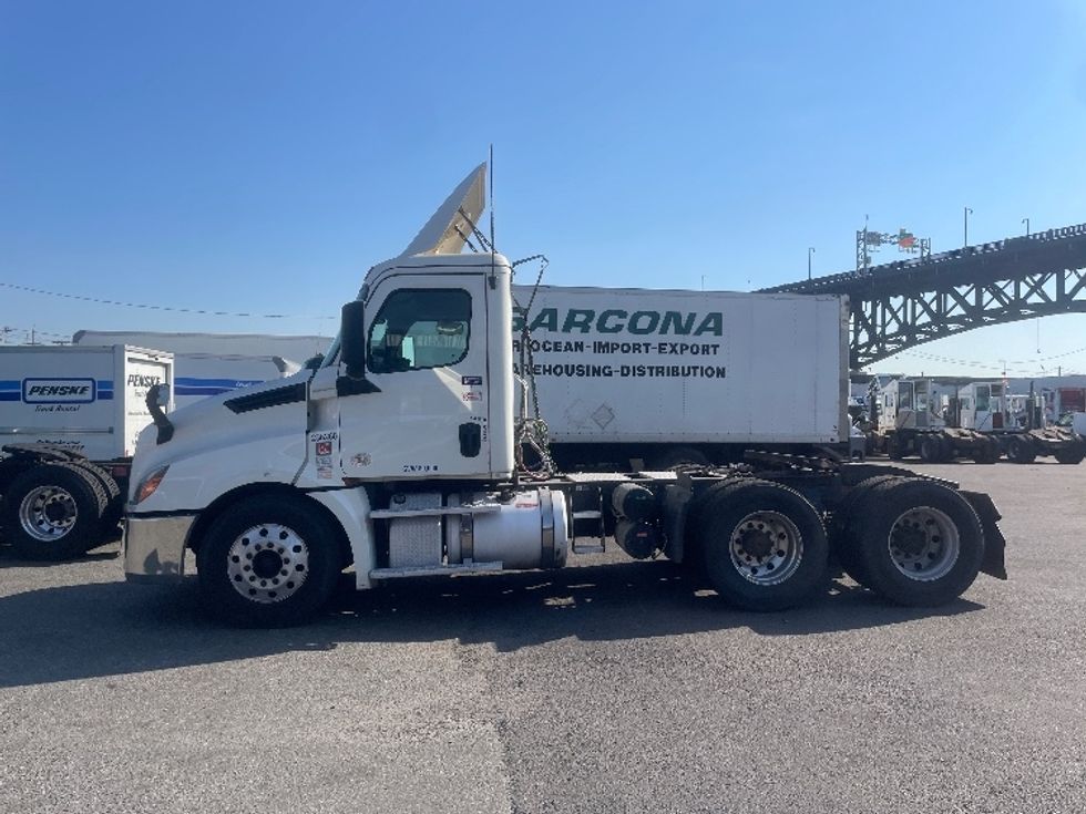 Day Cab Tractor-Heavy Duty Tractors-Freightliner-2019-T12664ST-Kearny-NJ-271,675\n\t\tmiles-$ 61,750 - Image 4