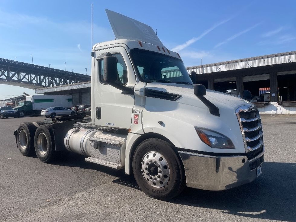 Day Cab Tractor-Heavy Duty Tractors-Freightliner-2019-T12664ST-Kearny-NJ-300,859\n\t\tmiles-$ 37,250 - Image 1