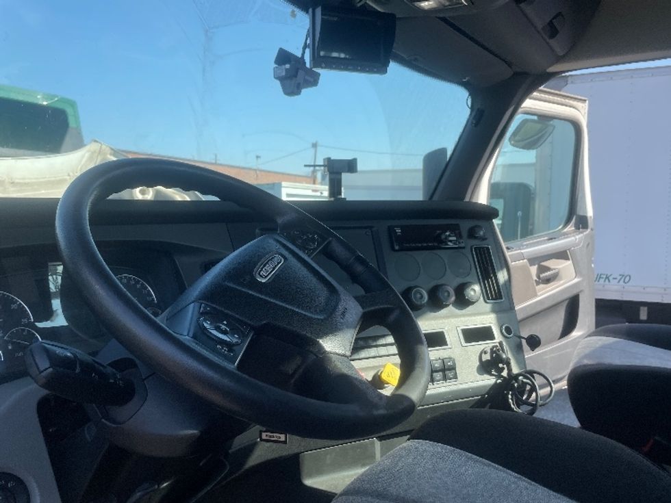 Day Cab Tractor-Heavy Duty Tractors-Freightliner-2019-T12664ST-Kearny-NJ-300,859\n\t\tmiles-$ 37,250 - Image 10