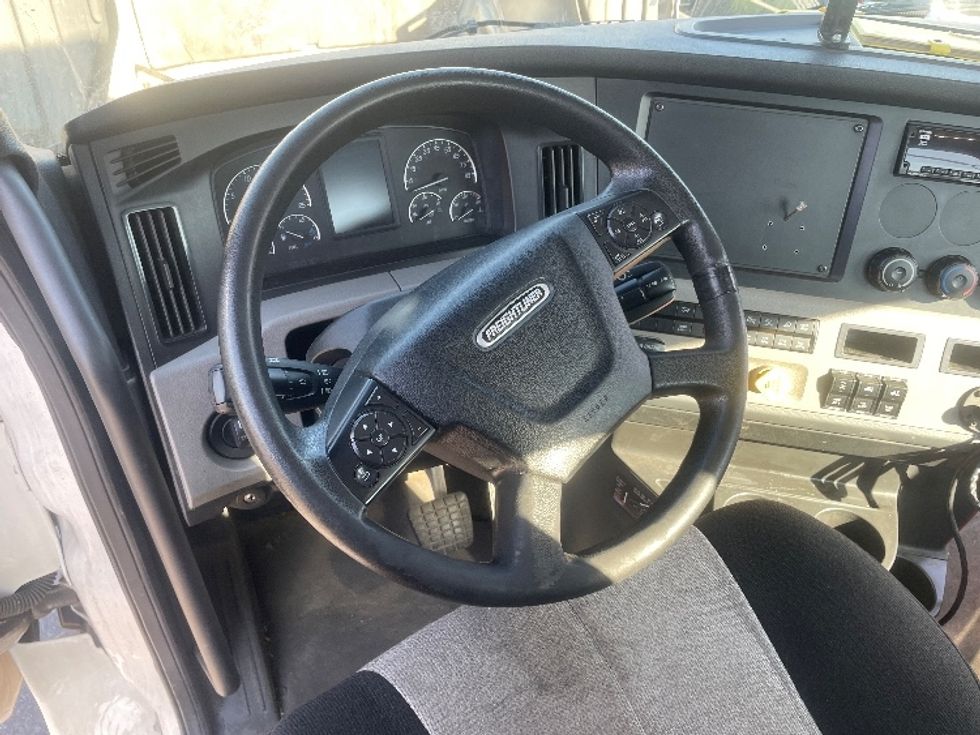 Day Cab Tractor-Heavy Duty Tractors-Freightliner-2019-T12664ST-Kearny-NJ-300,859\n\t\tmiles-$ 37,250 - Image 11