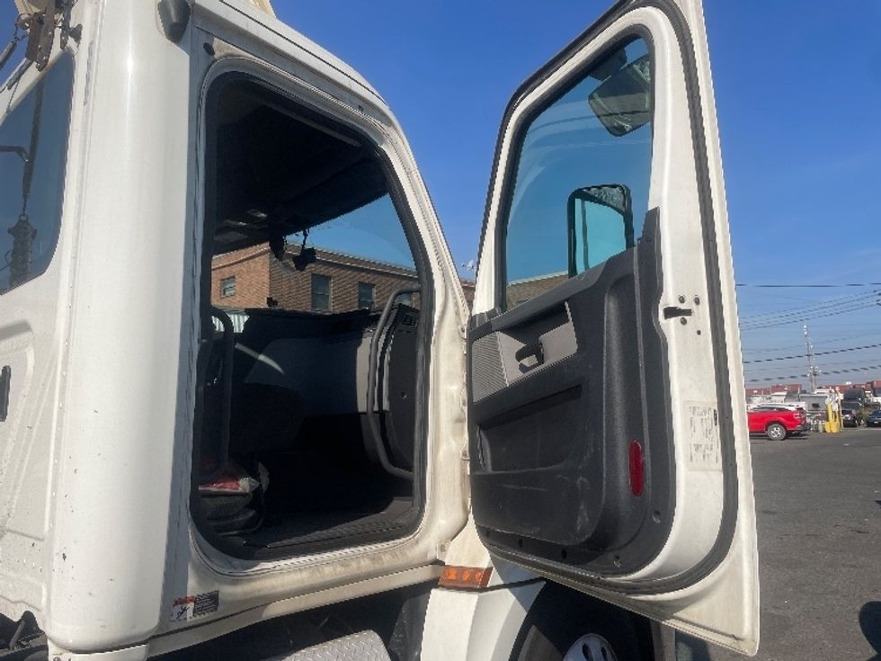 Day Cab Tractor-Heavy Duty Tractors-Freightliner-2019-T12664ST-Kearny-NJ-300,859\n\t\tmiles-$ 37,250 - Image 12