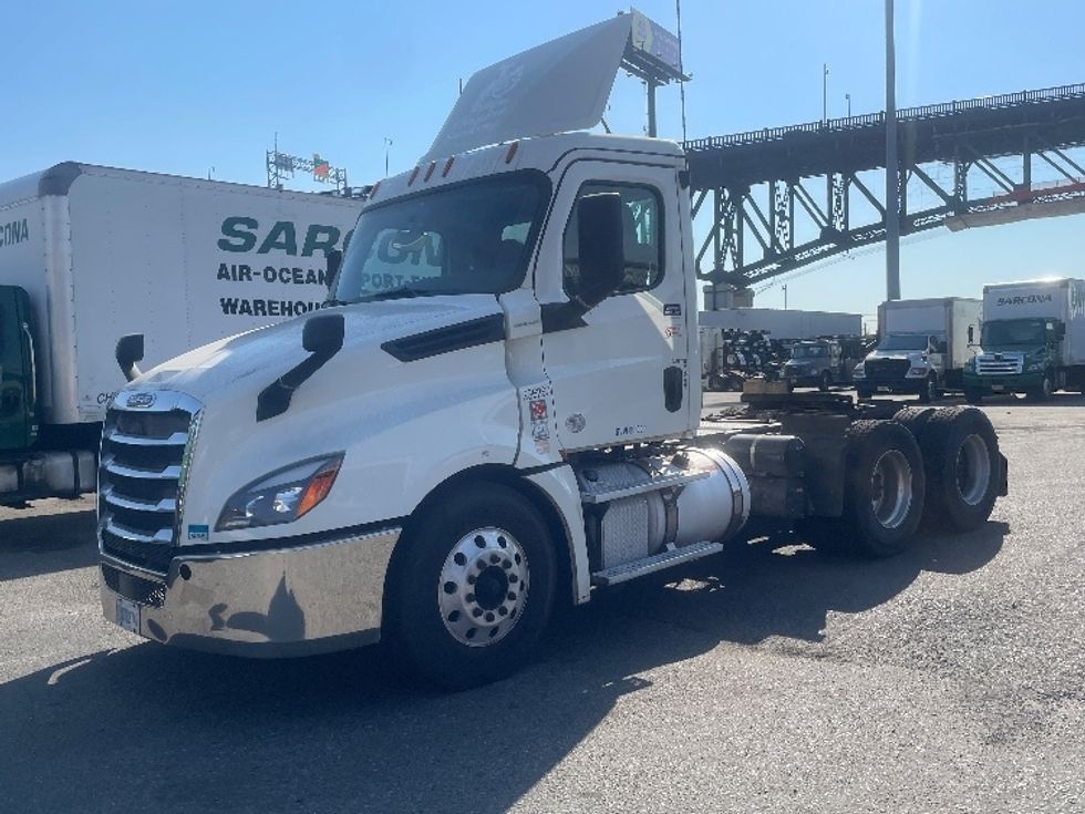 Day Cab Tractor-Heavy Duty Tractors-Freightliner-2019-T12664ST-Kearny-NJ-300,859\n\t\tmiles-$ 37,250 - Image 3
