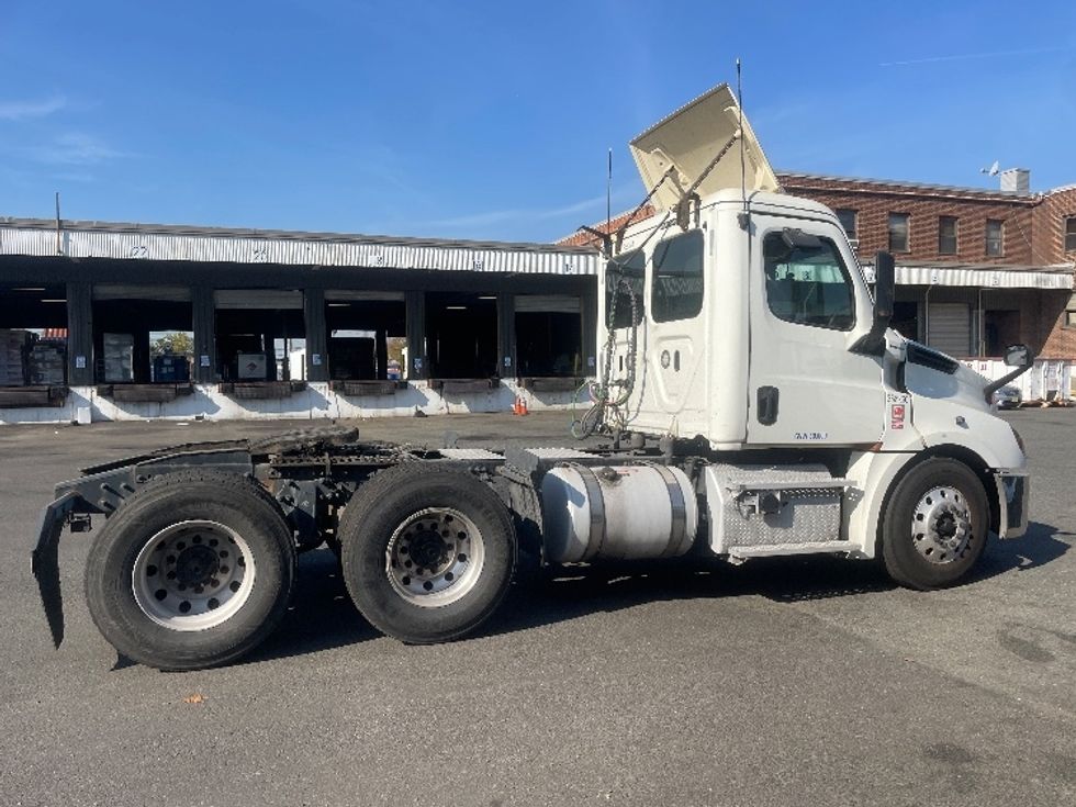 Day Cab Tractor-Heavy Duty Tractors-Freightliner-2019-T12664ST-Kearny-NJ-300,859\n\t\tmiles-$ 37,250 - Image 8