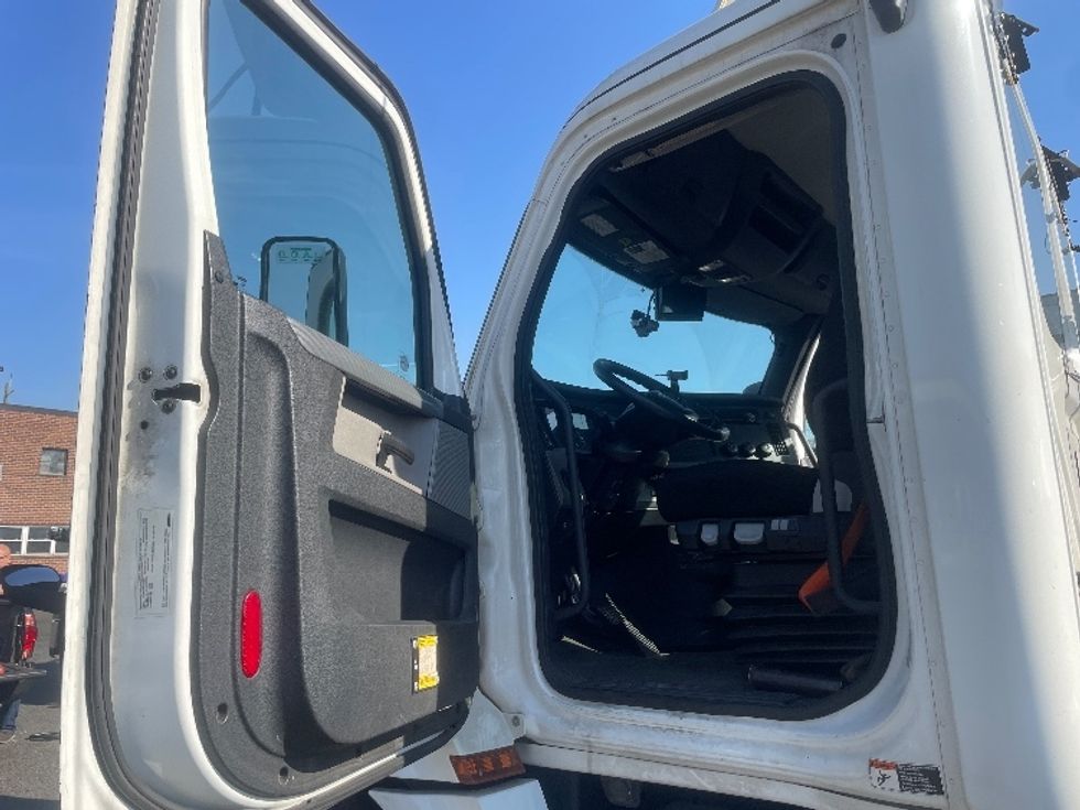 Day Cab Tractor-Heavy Duty Tractors-Freightliner-2019-T12664ST-Kearny-NJ-300,859\n\t\tmiles-$ 37,250 - Image 9