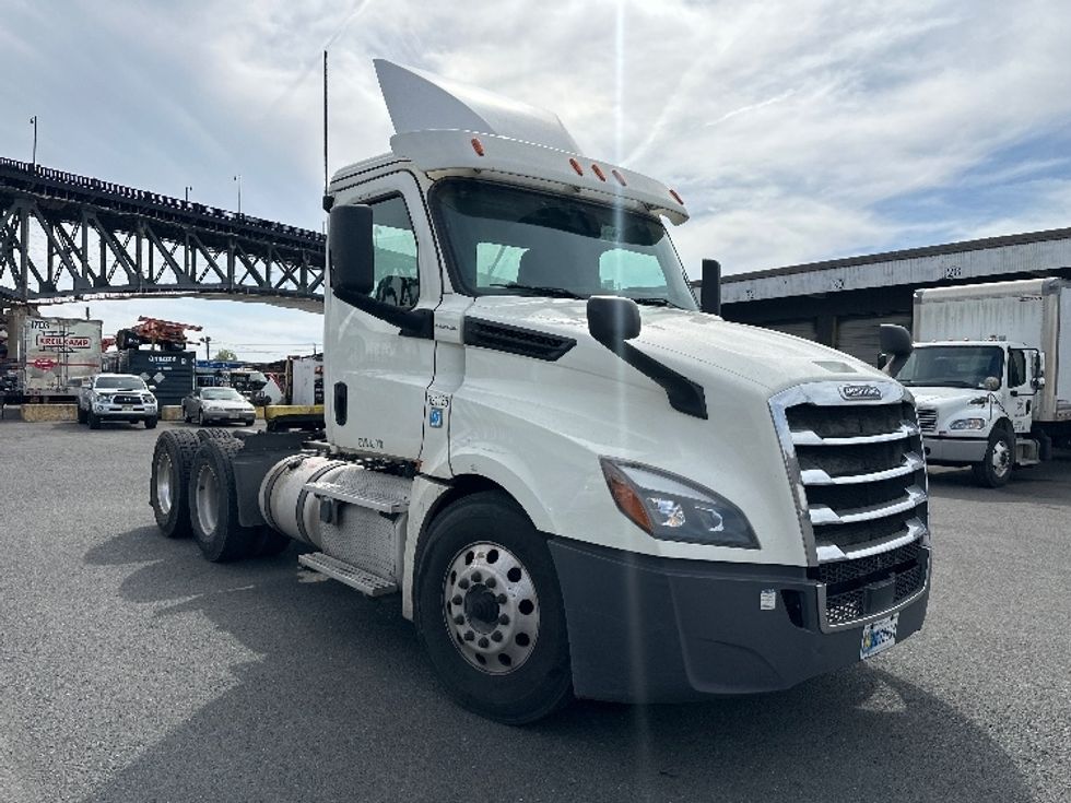 Day Cab Tractor-Heavy Duty Tractors-Freightliner-2019-T12664ST-Kearny-NJ-321,056\n\t\tmiles-$ 49,000 - Image 1