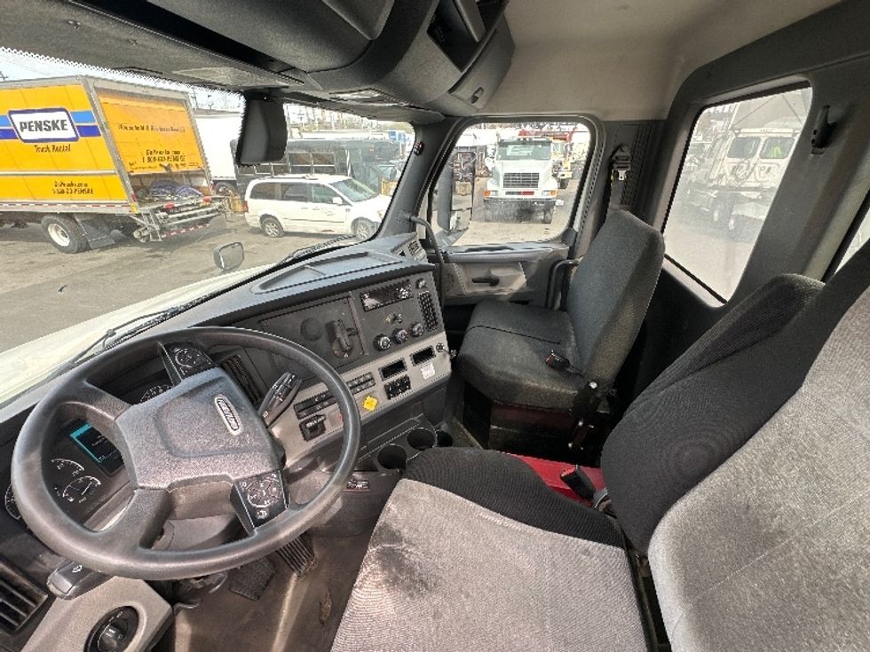 Day Cab Tractor-Heavy Duty Tractors-Freightliner-2019-T12664ST-Kearny-NJ-321,056\n\t\tmiles-$ 49,000 - Image 10