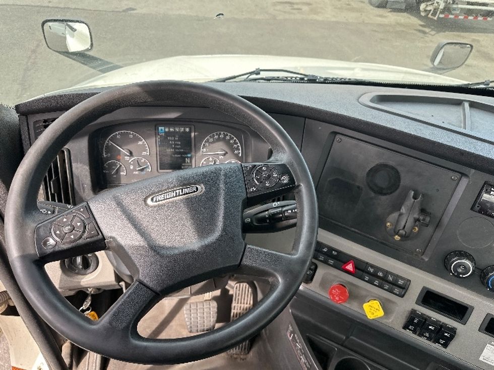 Day Cab Tractor-Heavy Duty Tractors-Freightliner-2019-T12664ST-Kearny-NJ-321,056\n\t\tmiles-$ 49,000 - Image 11