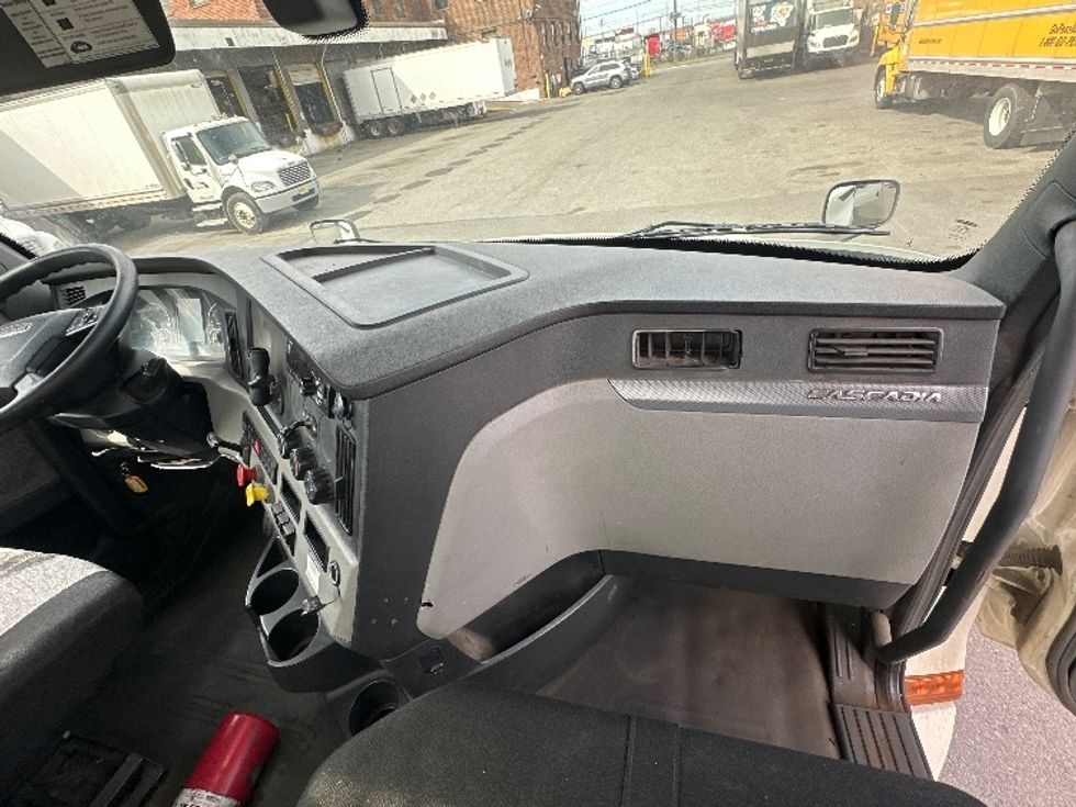 Day Cab Tractor-Heavy Duty Tractors-Freightliner-2019-T12664ST-Kearny-NJ-321,056\n\t\tmiles-$ 49,000 - Image 13