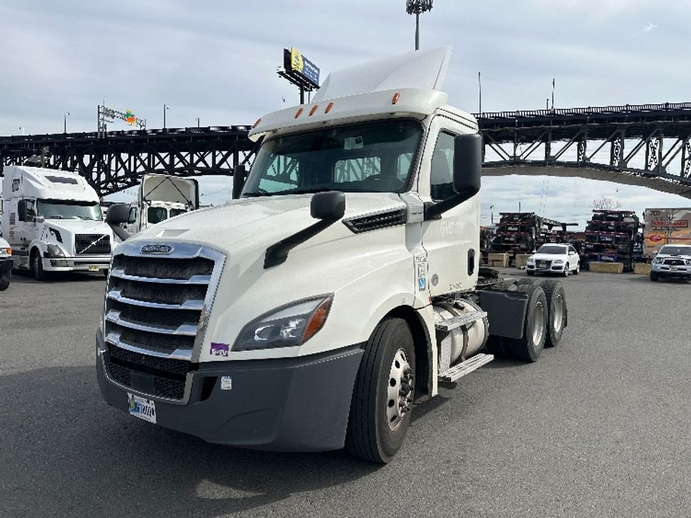 Day Cab Tractor-Heavy Duty Tractors-Freightliner-2019-T12664ST-Kearny-NJ-321,056\n\t\tmiles-$ 49,000 - Image 3