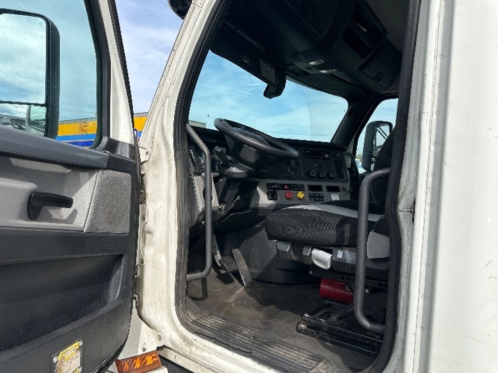Day Cab Tractor-Heavy Duty Tractors-Freightliner-2019-T12664ST-Kearny-NJ-321,056\n\t\tmiles-$ 49,000 - Image 9