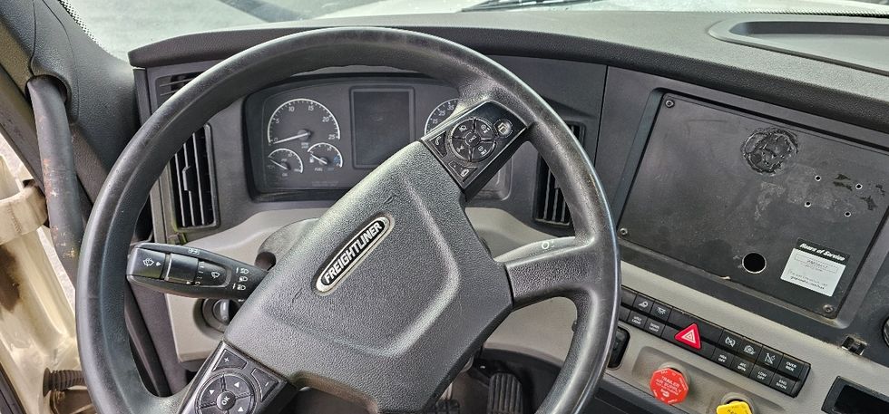 Day Cab Tractor-Heavy Duty Tractors-Freightliner-2019-T12664ST-Kearny-NJ-434,157\n\t\tmiles-$ 46,000 - Image 11