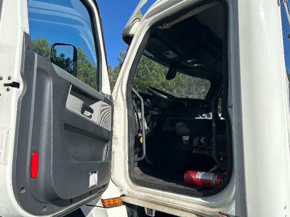 Day Cab Tractor-Heavy Duty Tractors-Freightliner-2019-T12664ST-Kennesaw-GA-506,046\n\t\tmiles-$ 40,250 - Image 9