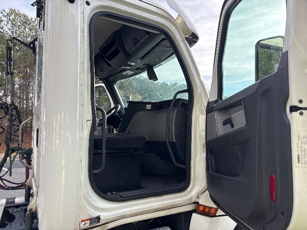 Day Cab Tractor-Heavy Duty Tractors-Freightliner-2019-T12664ST-Kennesaw-GA-547,506\n\t\tmiles-$ 36,500 - Image 12