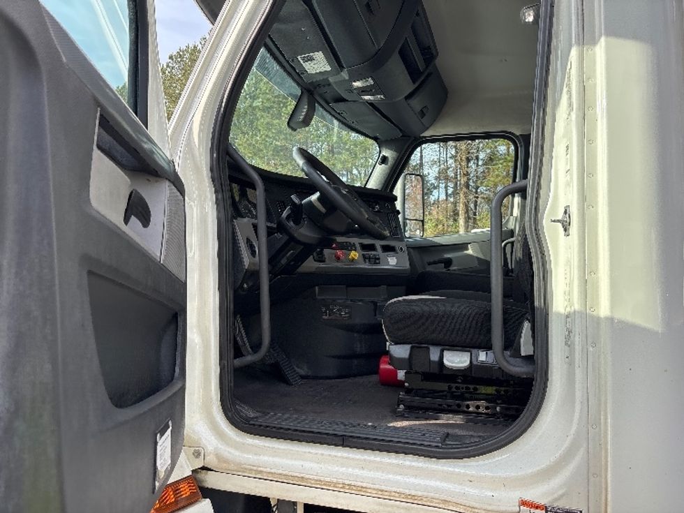 Day Cab Tractor-Heavy Duty Tractors-Freightliner-2019-T12664ST-Kennesaw-GA-547,506\n\t\tmiles-$ 36,500 - Image 9