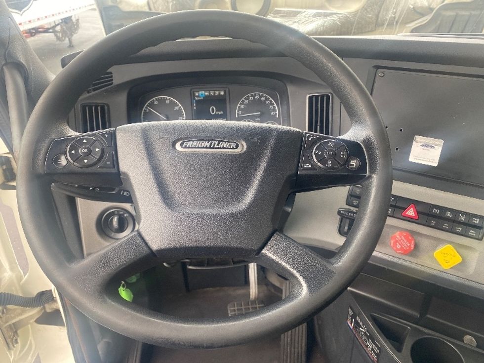 Day Cab Tractor-Heavy Duty Tractors-Freightliner-2019-T12664ST-Kent-WA-486,203\n\t\tmiles-$ 52,250 - Image 11