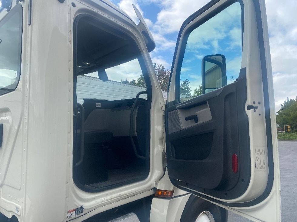 Day Cab Tractor-Heavy Duty Tractors-Freightliner-2019-T12664ST-Kent-WA-486,203\n\t\tmiles-$ 52,250 - Image 12