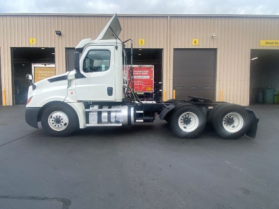 Day Cab Tractor-Heavy Duty Tractors-Freightliner-2019-T12664ST-Kent-WA-486,203\n\t\tmiles-$ 52,250 - Image 4