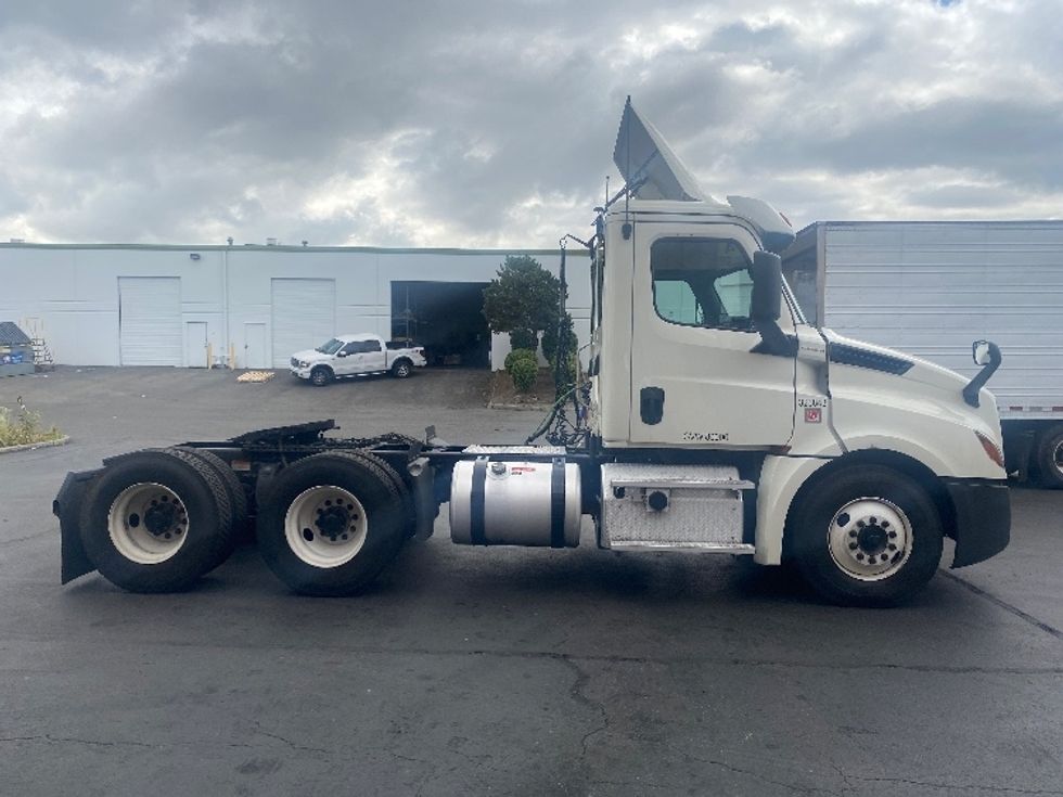 Day Cab Tractor-Heavy Duty Tractors-Freightliner-2019-T12664ST-Kent-WA-486,203\n\t\tmiles-$ 52,250 - Image 8