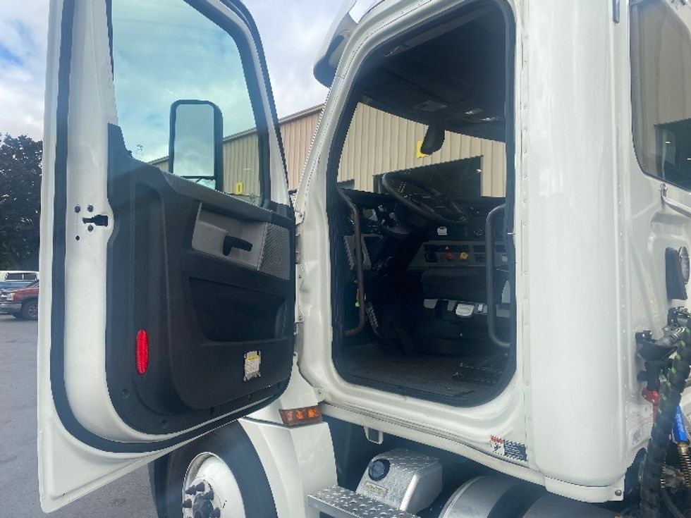 Day Cab Tractor-Heavy Duty Tractors-Freightliner-2019-T12664ST-Kent-WA-486,203\n\t\tmiles-$ 52,250 - Image 9
