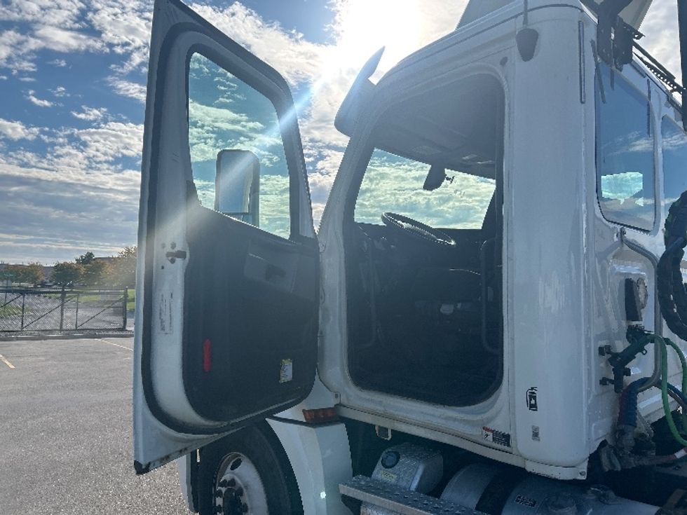 Day Cab Tractor-Heavy Duty Tractors-Freightliner-2019-T12664ST-Kentwood-MI-464,348\n\t\tmiles-$ 38,000 - Image 9