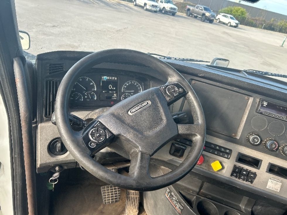 Day Cab Tractor-Heavy Duty Tractors-Freightliner-2019-T12664ST-Kentwood-MI-628,357\n\t\tmiles-$ 25,500 - Image 10