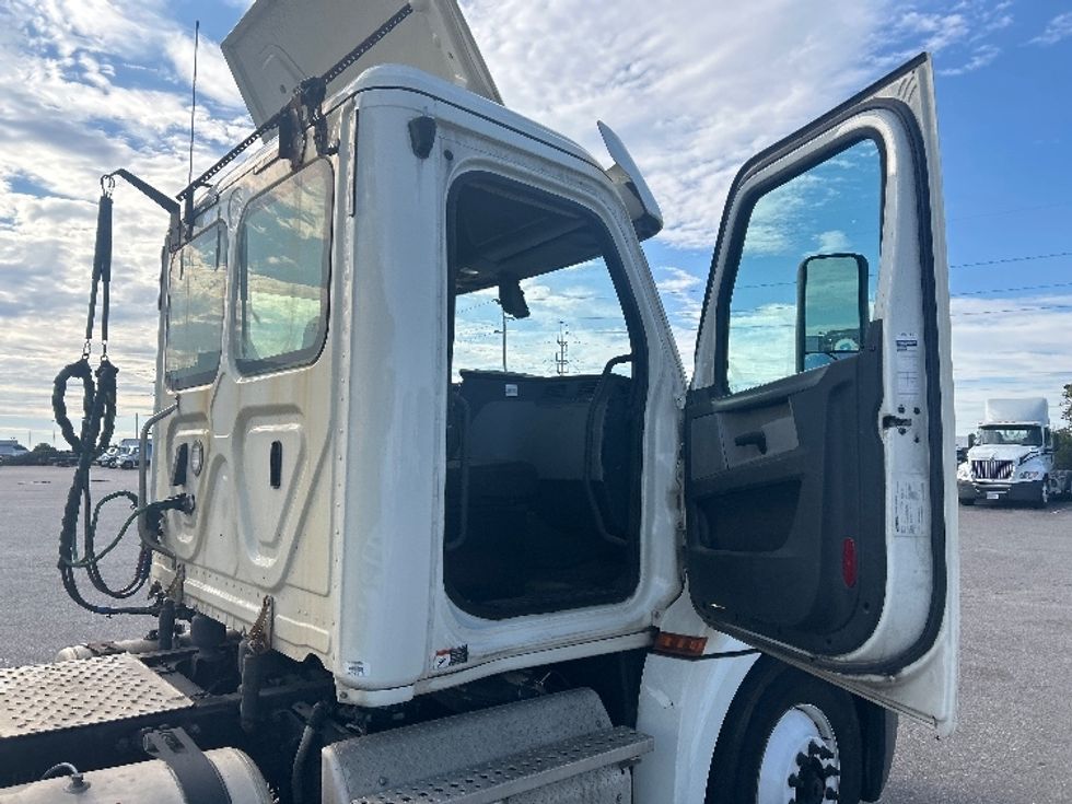 Day Cab Tractor-Heavy Duty Tractors-Freightliner-2019-T12664ST-Kentwood-MI-628,357\n\t\tmiles-$ 25,500 - Image 12