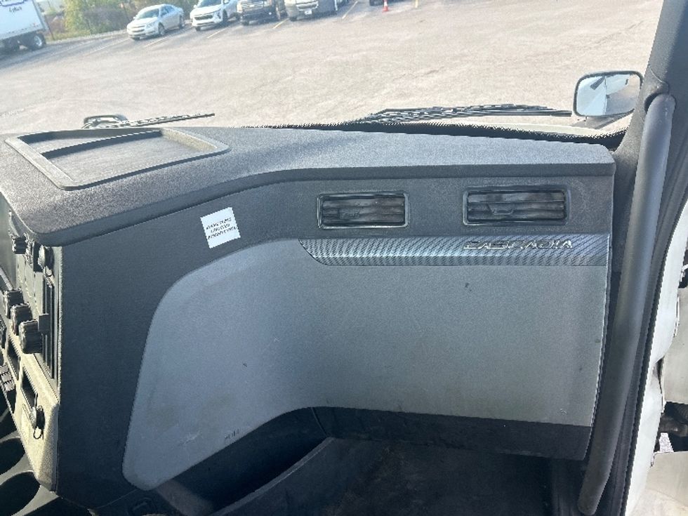 Day Cab Tractor-Heavy Duty Tractors-Freightliner-2019-T12664ST-Kentwood-MI-628,357\n\t\tmiles-$ 25,500 - Image 13