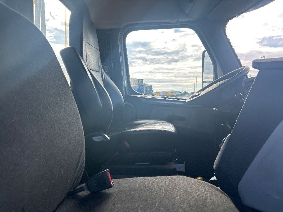 Day Cab Tractor-Heavy Duty Tractors-Freightliner-2019-T12664ST-Kentwood-MI-628,357\n\t\tmiles-$ 25,500 - Image 14