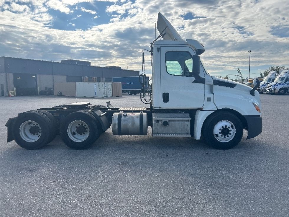 Day Cab Tractor-Heavy Duty Tractors-Freightliner-2019-T12664ST-Kentwood-MI-628,357\n\t\tmiles-$ 25,500 - Image 8
